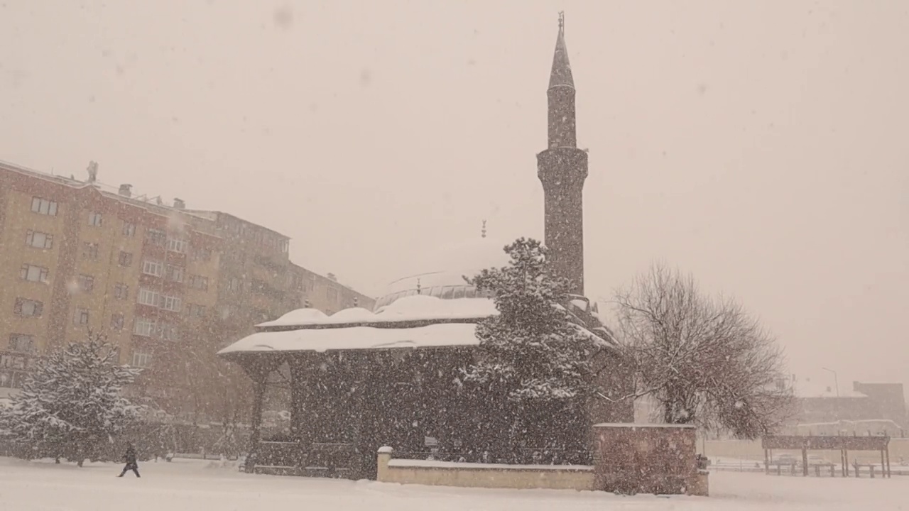 土耳其埃尔祖鲁姆遭遇暴风雪。
清真寺上的冰雪(土耳其语:Narmanlı Camii)
冬天天气寒冷，有暴风雪。
老建筑上的雪。
冻结，冻结，冻结，冰视频素材