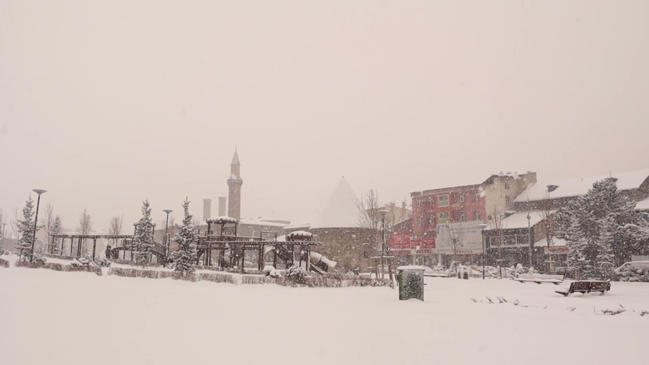 土耳其埃尔祖鲁姆遭遇暴风雪。
雪花飘落在孩子们的操场上，为孩子们。
冬天天气寒冷，有暴风雪。
老建筑上的雪。
冻结，冻结，冻结，冰视频素材