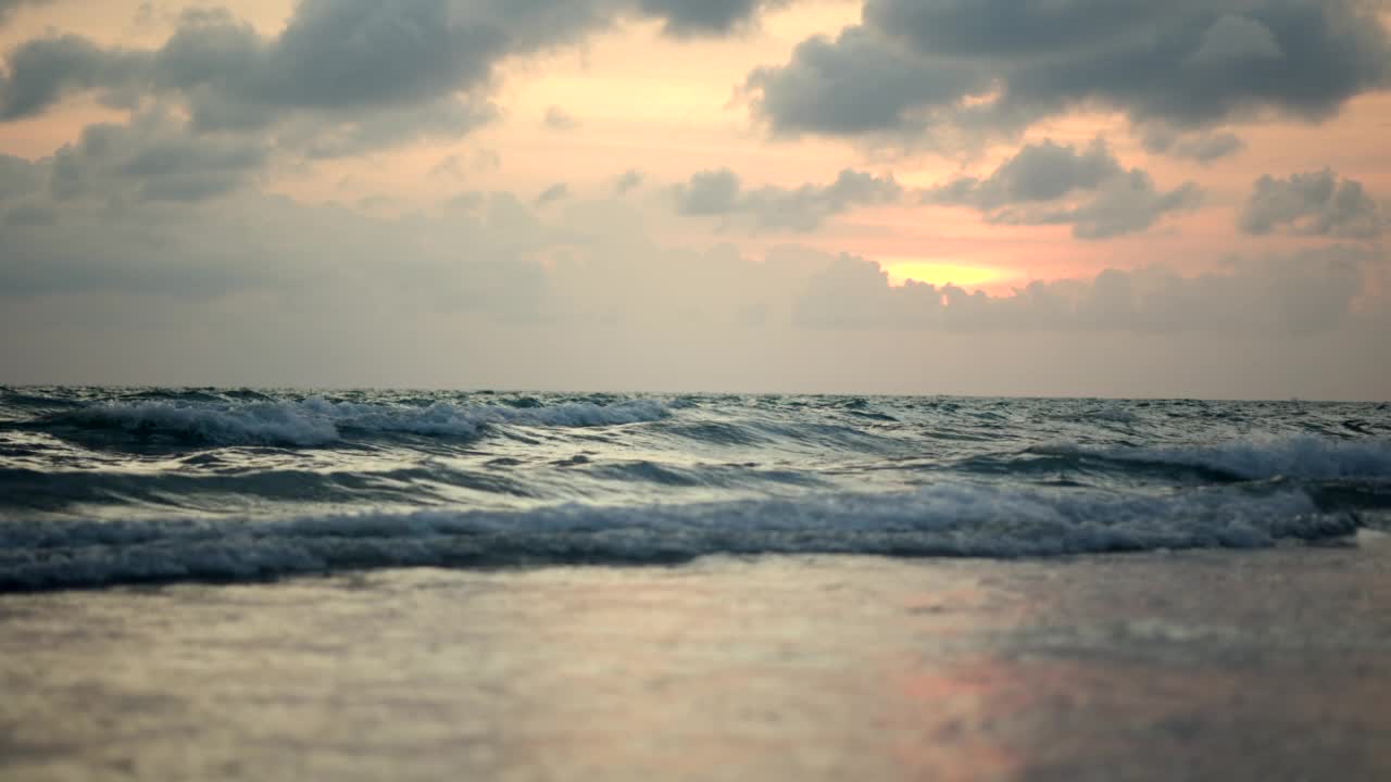 慢动作惊人的日出涟漪海浪。美丽的黄色宁静的景象在海上与阳光反射在水面上。自然背景。视频素材