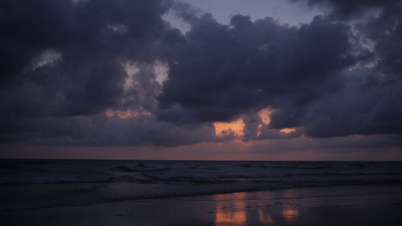 时间推移，惊人的日出，涟漪，海浪。美丽的黄色宁静的景象在海上与阳光反射在水面上。自然背景。视频素材