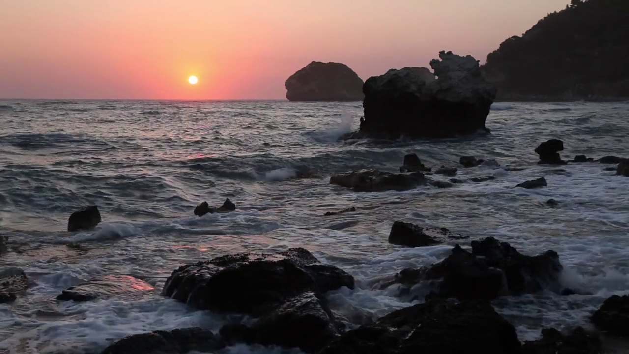 日落时的落基海岸视频素材