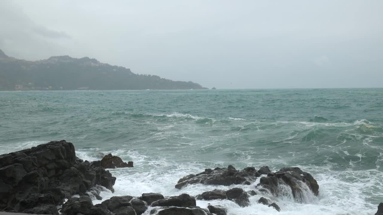 海浪撞击海岸的岩石，造成海水爆炸。暴风雨的海浪在岩石海滩上。缓慢的运动。视频素材