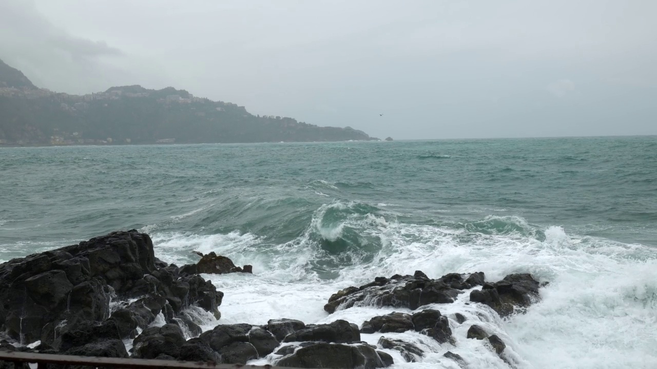 海浪撞击海岸的岩石，造成海水爆炸。暴风雨的海浪在岩石海滩上。缓慢的运动。视频素材