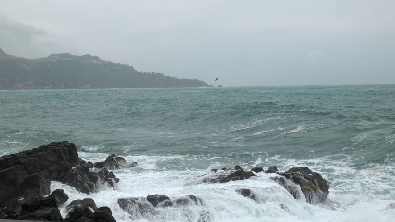 海浪撞击海岸的岩石，造成海水爆炸。暴风雨的海浪在岩石海滩上。缓慢的运动。视频素材