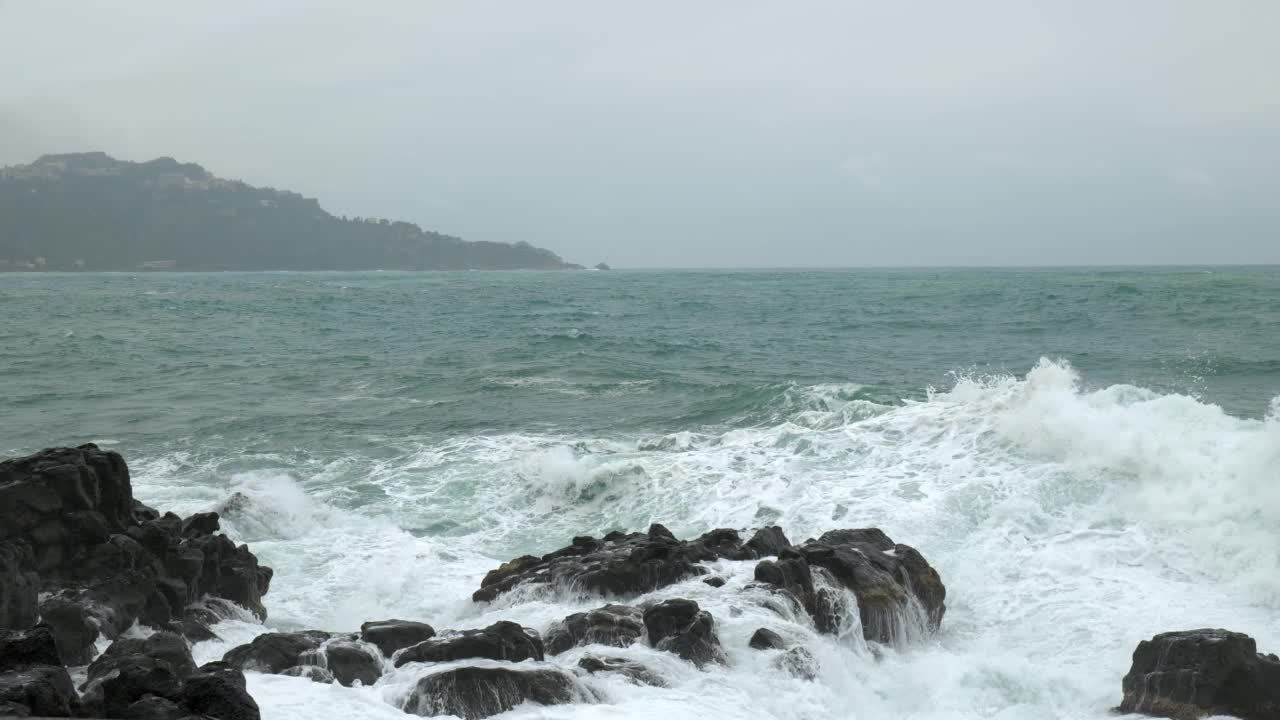 海浪撞击海岸的岩石，造成海水爆炸。暴风雨的海浪在岩石海滩上。缓慢的运动。视频素材