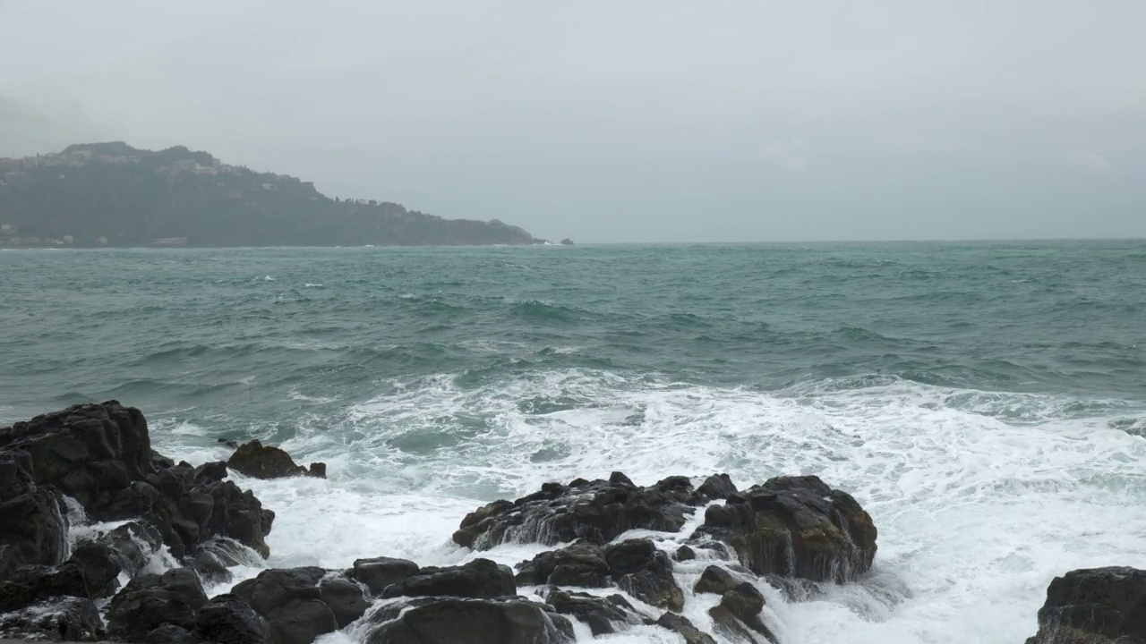 海浪撞击海岸的岩石，造成海水爆炸。暴风雨的海浪在岩石海滩上。缓慢的运动。视频素材