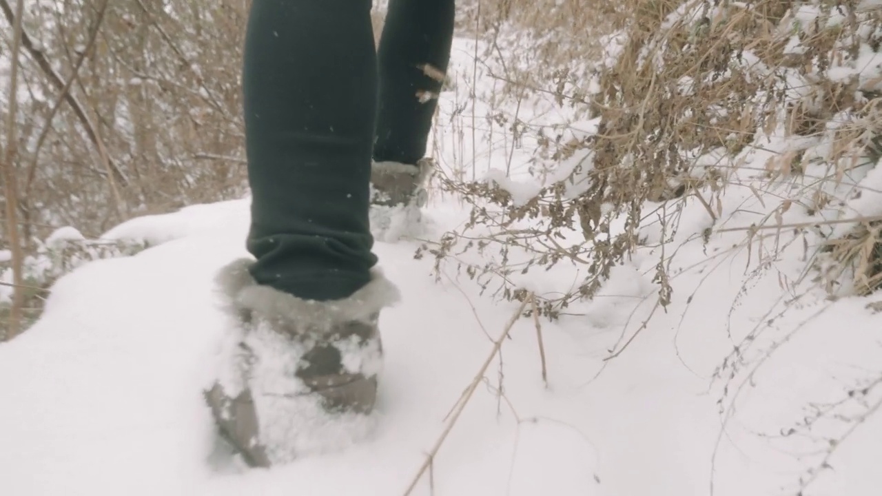 走在雪山上视频素材