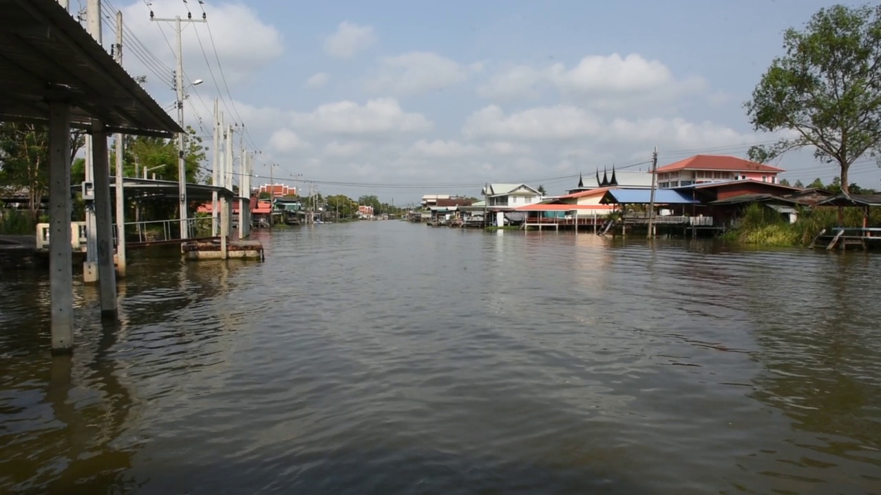 观景Khlong Om Non运河和生活泰国人在Nonthaburi, T้hailand视频素材