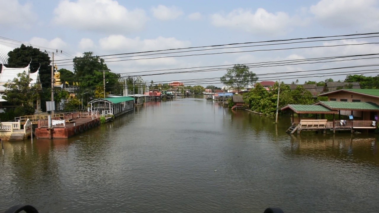 观景Khlong Om Non运河和生活泰国人在Nonthaburi, T้hailand视频素材