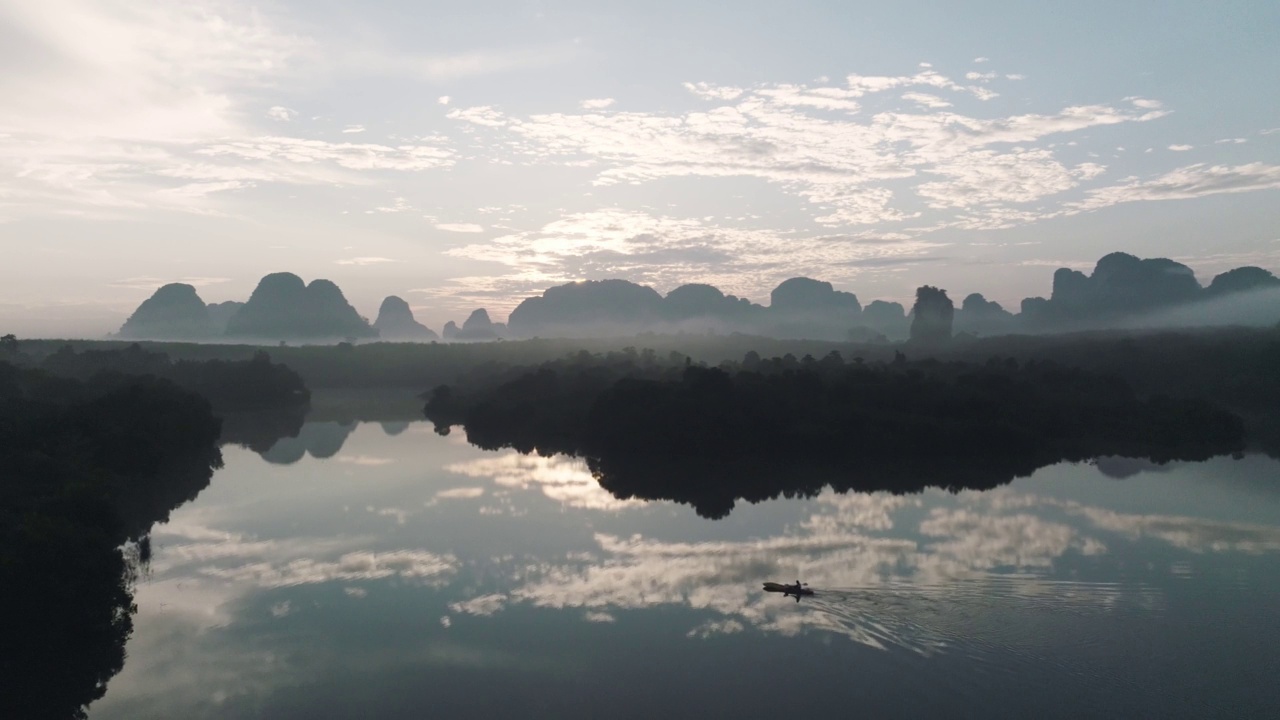 在河上划皮艇视频素材