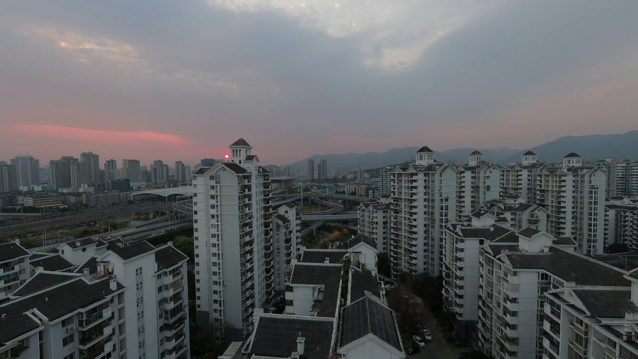 中国福建省福州市城市住宅区的景观，黄昏时分的高视角延时摄影视频素材