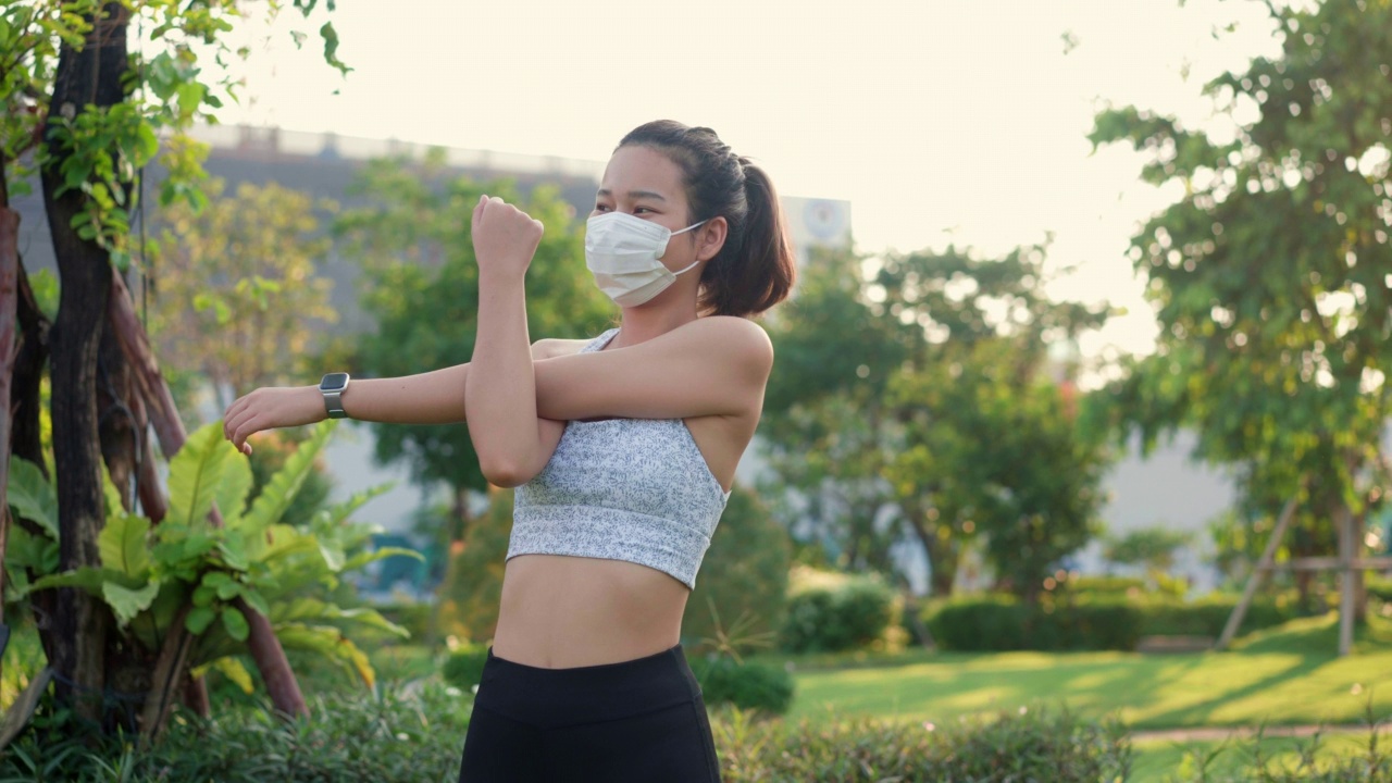 女人在运动前做伸展运动视频素材