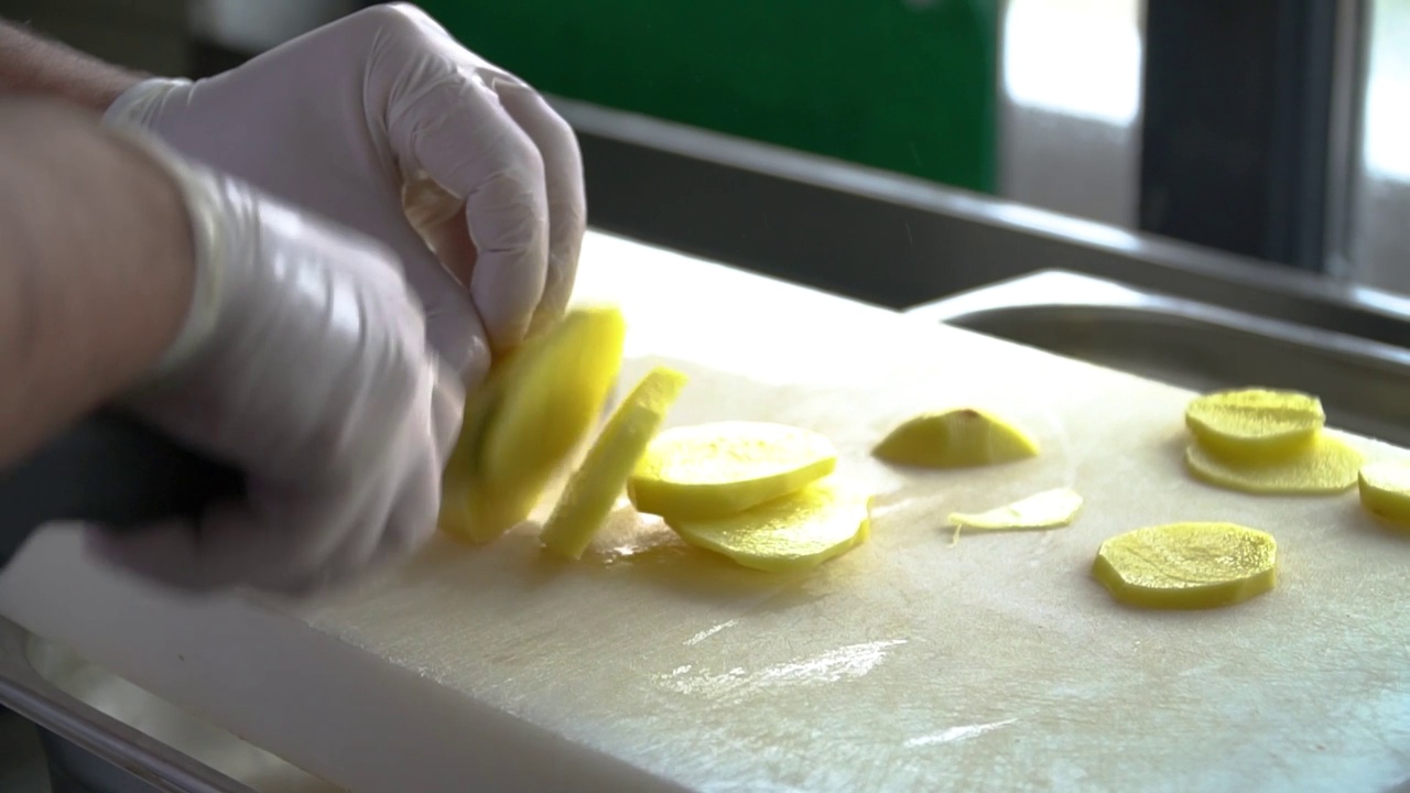 用特写镜头把土豆切得很细视频下载