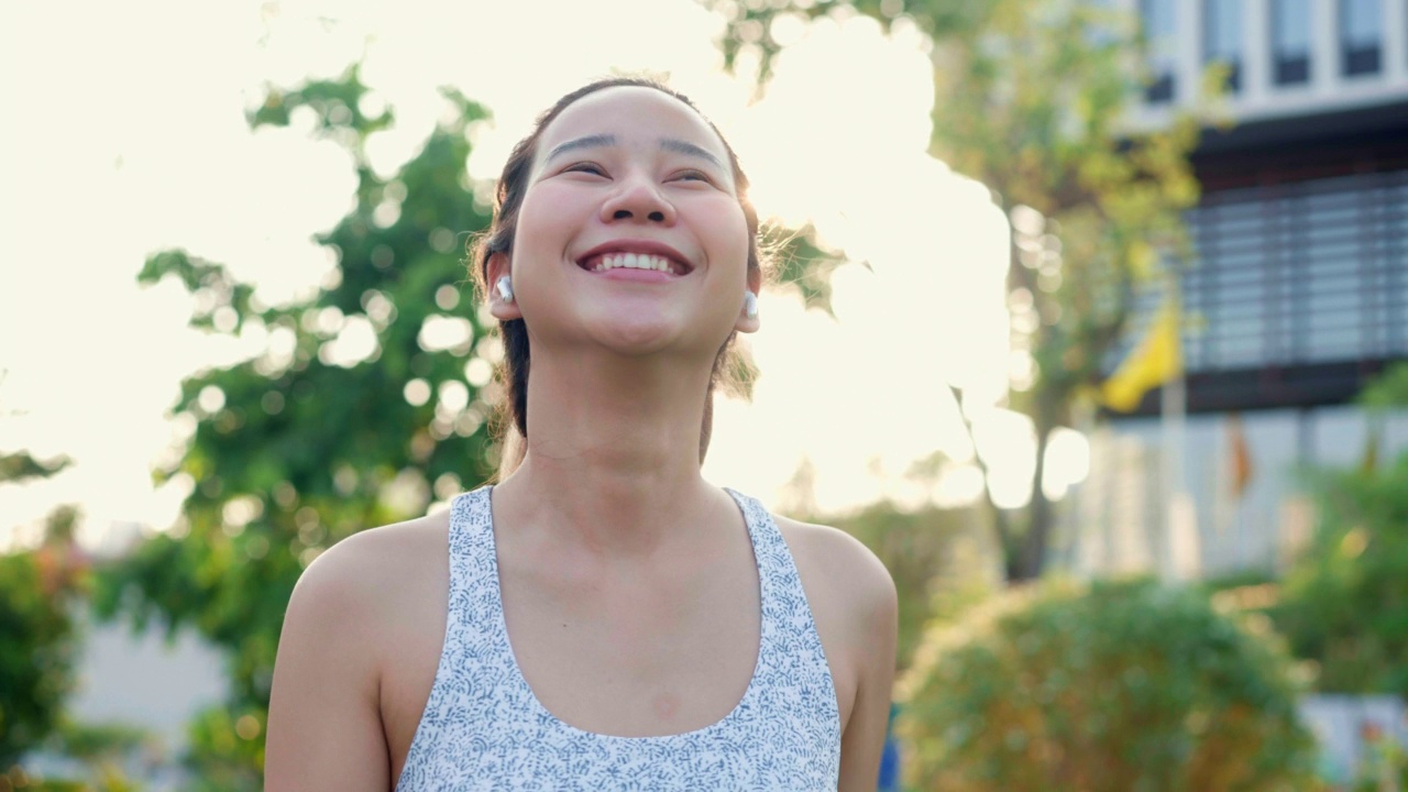 女人摘下口罩，呼吸新鲜空气。视频素材