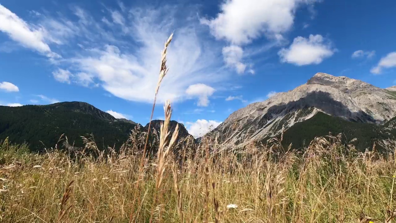 在风景优美的山谷中，快速的云在天空中移动。景观全景与天气。气候变化与环境环境概念。户外公园，有蓝天和高高的山顶视频素材