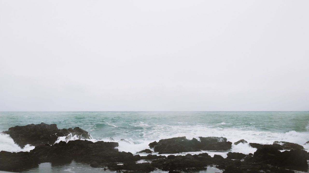 海浪撞击海岸的岩石，造成海水爆炸。暴风雨的海浪在岩石海滩上。缓慢的运动。视频素材