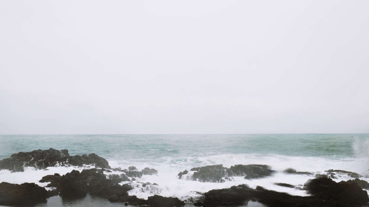 海浪撞击海岸的岩石，造成海水爆炸。暴风雨的海浪在岩石海滩上。缓慢的运动。视频素材