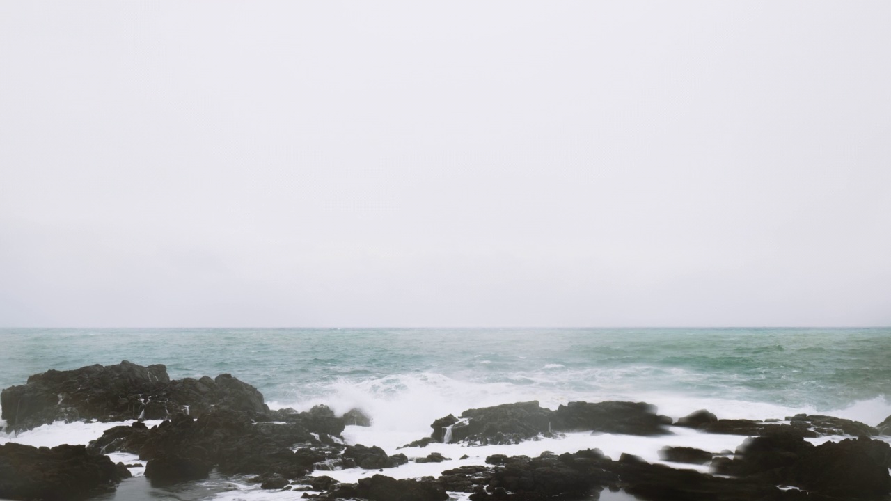 海浪撞击海岸的岩石，造成海水爆炸。暴风雨的海浪在岩石海滩上。缓慢的运动。视频素材