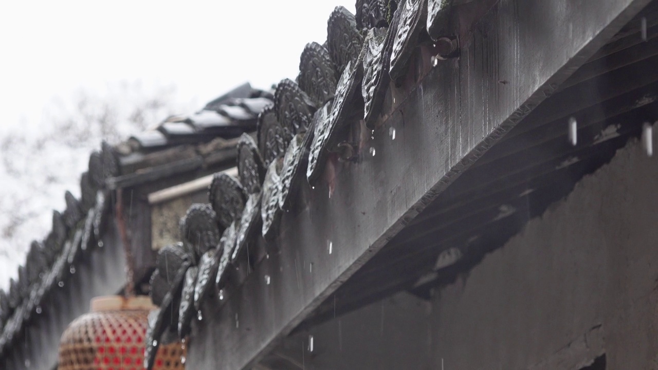 三月的雨落在屋檐下视频素材