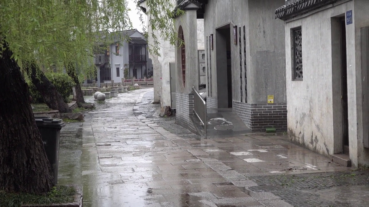 古运河风景如画的清明桥在雨中视频素材