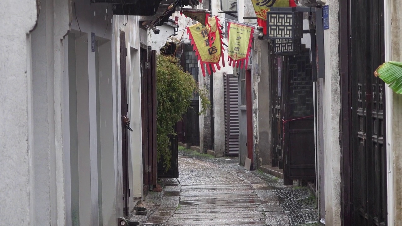 古运河风景如画的清明桥在雨中视频素材