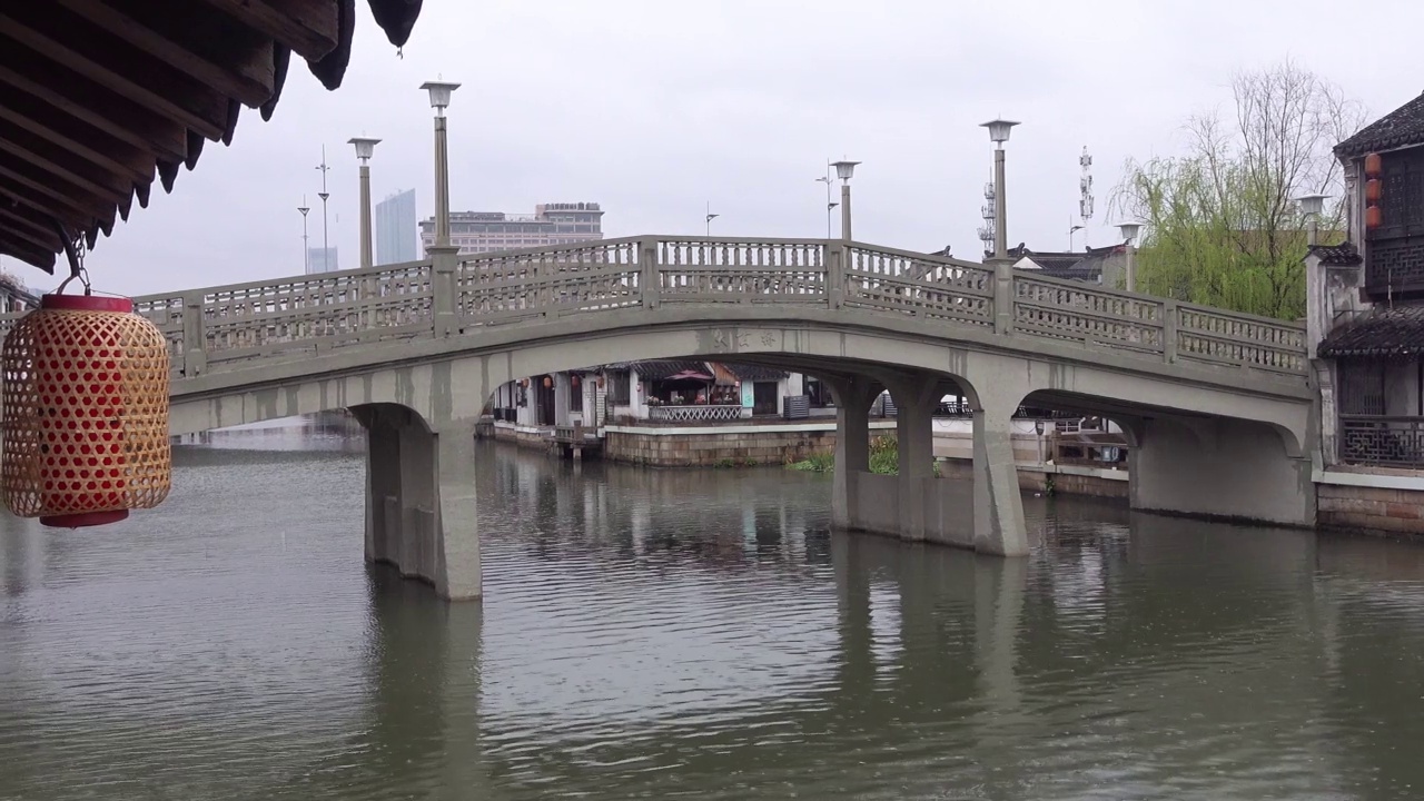 古运河风景如画的清明桥在雨中视频素材