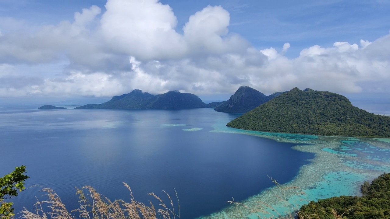 从波西都朗岛的山顶上看到的珊瑚礁和岛屿视频素材