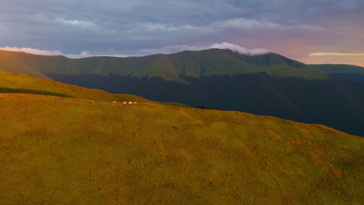 从山上的绿色山坡上鸟瞰旅游营地。视频素材