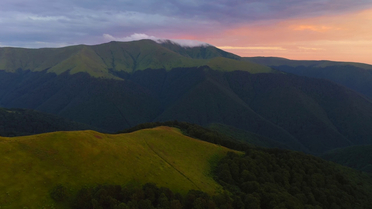 在傍晚的灯光下，雄伟的夏日山景。视频素材