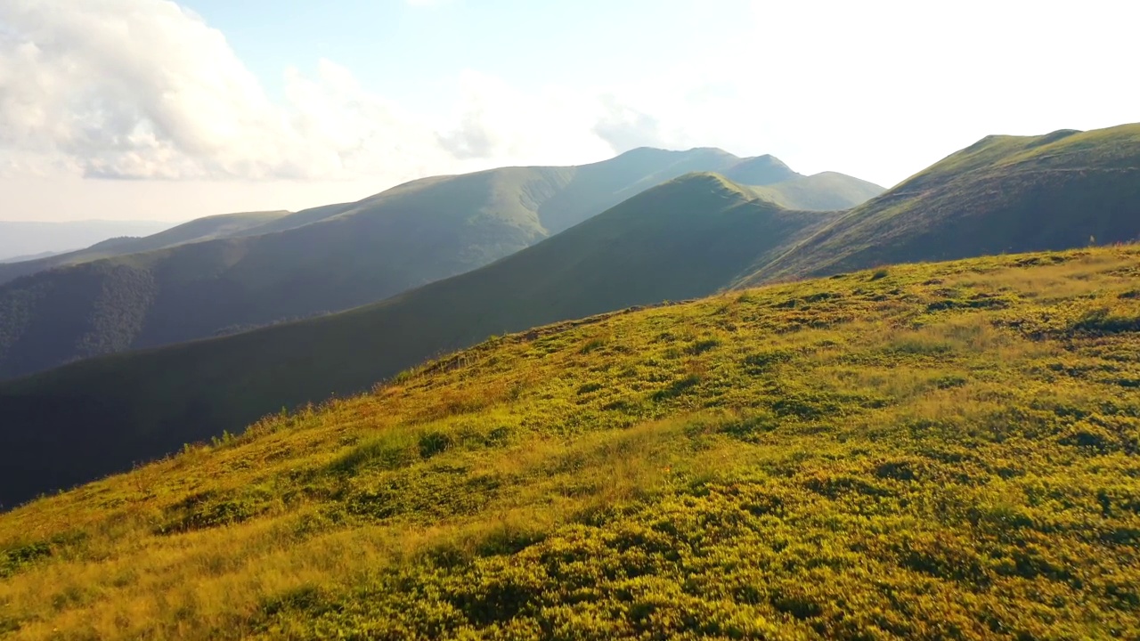 田园诗般的夏日，阳光照耀着青山。视频素材