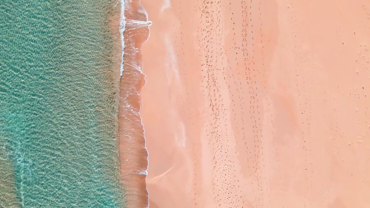 鸟瞰图，海浪到达北塞浦路斯Karpaz的沙滩海岸视频素材