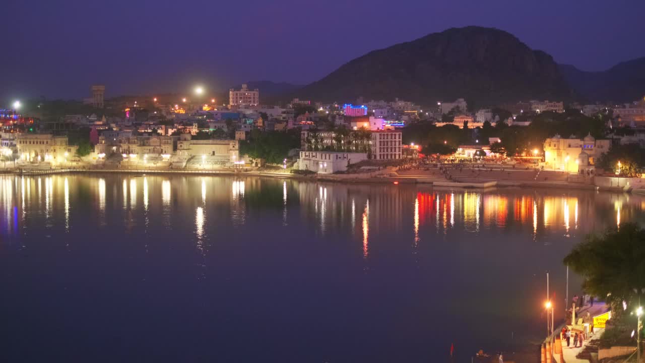 夜景著名的印度印度教朝圣城镇，神圣的印度教圣地城市布什格尔与布什格尔高顶。印度拉贾斯坦邦。卧式锅视频素材