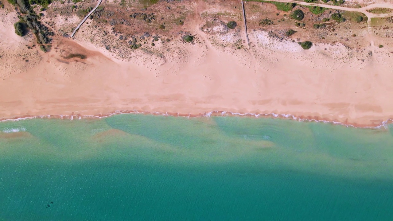 鸟瞰图，海浪到达北塞浦路斯Karpaz的沙滩海岸视频素材