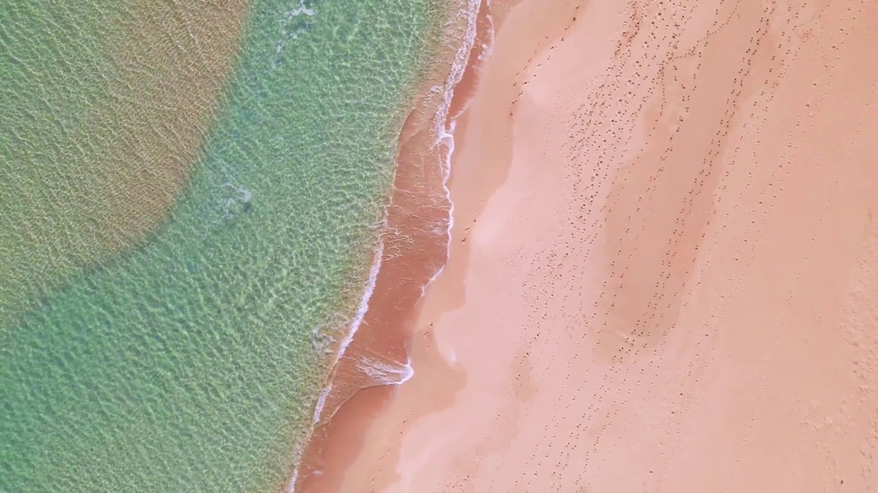 鸟瞰图，海浪到达北塞浦路斯Karpaz的沙滩海岸视频素材