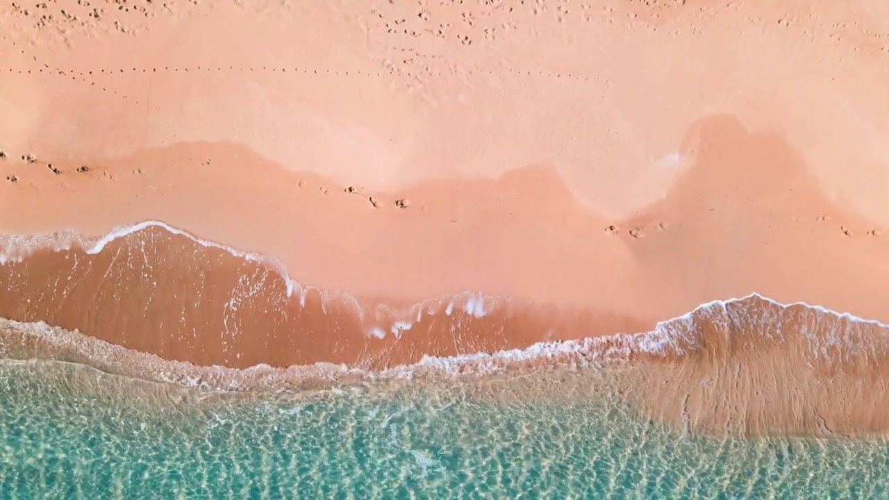 鸟瞰图，海浪到达北塞浦路斯Karpaz的沙滩海岸视频素材