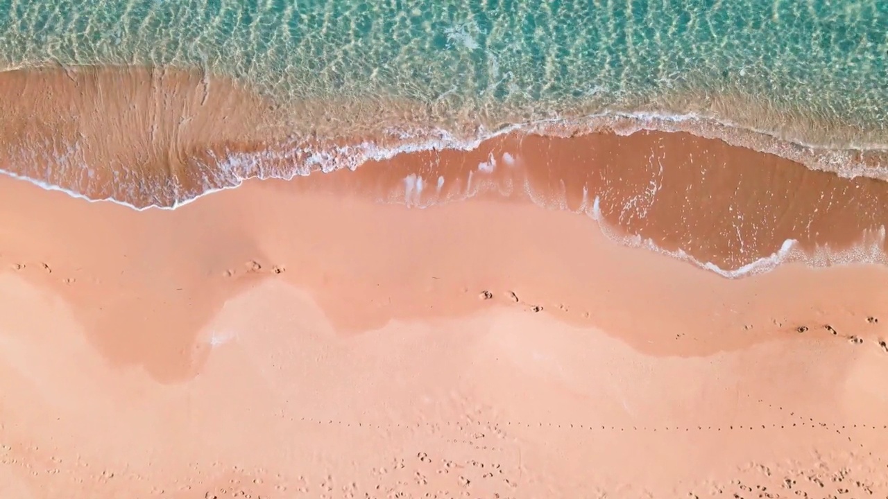 鸟瞰图，海浪到达北塞浦路斯Karpaz的沙滩海岸视频素材