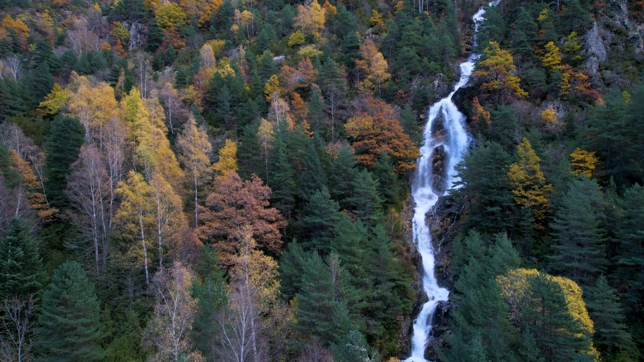 乌尔迪塞托(Barranco de Urdiceto)周围的瀑布和巴罗莎河(Barrosa River)上的贝尔萨山谷(Bielsa Valley)。秋天的比利牛斯山的混交林。韦斯卡省，阿拉贡，西班牙，欧洲视频素材