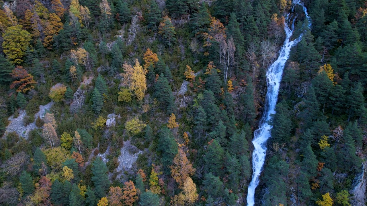 乌尔迪塞托(Barranco de Urdiceto)周围的瀑布和巴罗莎河(Barrosa River)上的贝尔萨山谷(Bielsa Valley)。秋天的比利牛斯山的混交林。韦斯卡省，阿拉贡，西班牙，欧洲视频素材