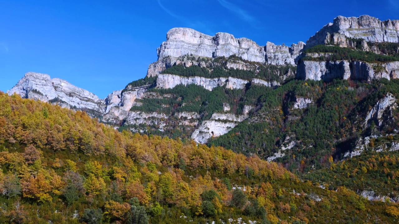 Añisclo峡谷的秋季景观。Ordesa和Monte Perdido国家公园。比利牛斯山脉。韦斯卡省，阿拉贡，西班牙，欧洲视频素材