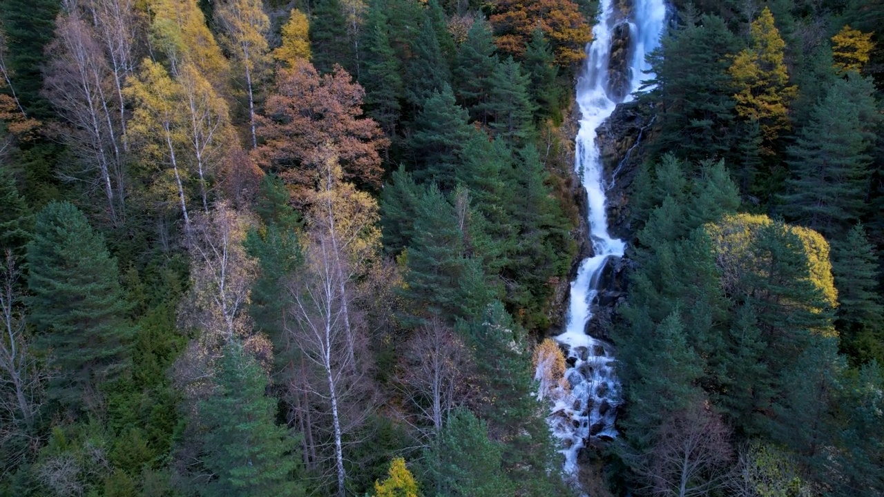 乌尔迪塞托(Barranco de Urdiceto)周围的瀑布和巴罗莎河(Barrosa River)上的贝尔萨山谷(Bielsa Valley)。秋天的比利牛斯山的混交林。韦斯卡省，阿拉贡，西班牙，欧洲视频素材