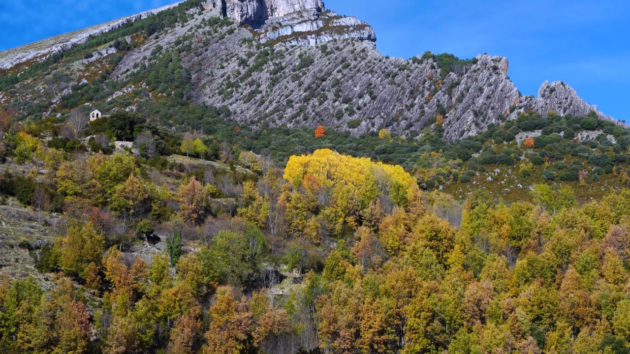 Añisclo峡谷的秋季景观。Ordesa和Monte Perdido国家公园。比利牛斯山脉。韦斯卡省，阿拉贡，西班牙，欧洲视频素材