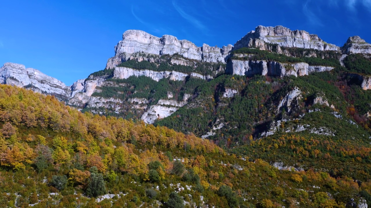 Añisclo峡谷的秋季景观。Ordesa和Monte Perdido国家公园。比利牛斯山脉。韦斯卡省，阿拉贡，西班牙，欧洲视频素材