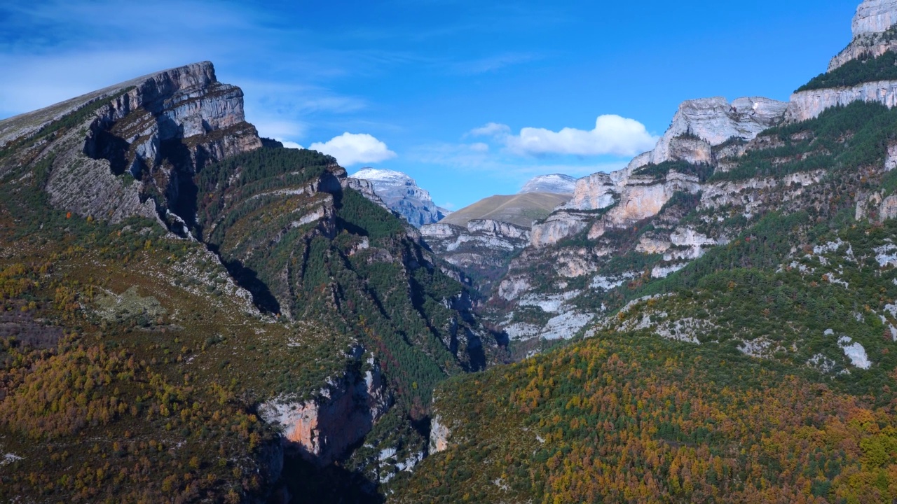 Añisclo峡谷的秋季景观。Ordesa和Monte Perdido国家公园。比利牛斯山脉。韦斯卡省，阿拉贡，西班牙，欧洲视频素材