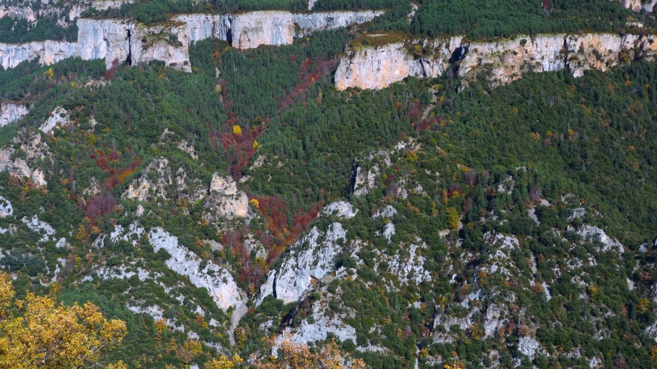 Añisclo峡谷的秋季景观。Ordesa和Monte Perdido国家公园。比利牛斯山脉。韦斯卡省，阿拉贡，西班牙，欧洲视频素材