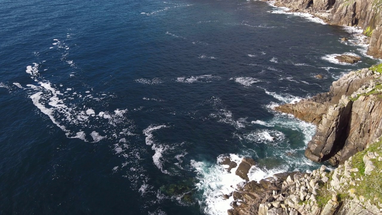 海浪拍打着海岸的岩石鸟瞰图视频素材