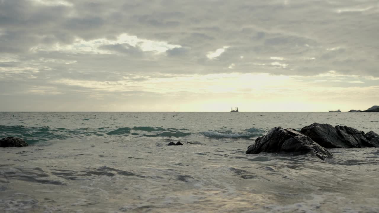 慢动作惊人的日出涟漪海浪。美丽的黄色宁静的景象在海上与阳光反射在水面上。自然背景。视频素材