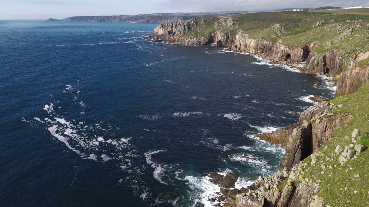 海浪拍打着海岸的岩石鸟瞰图视频素材