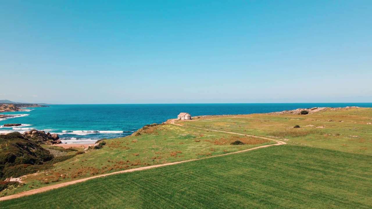 空中4k绿色和黄色的田野，在北塞浦路斯的春天海景视频素材