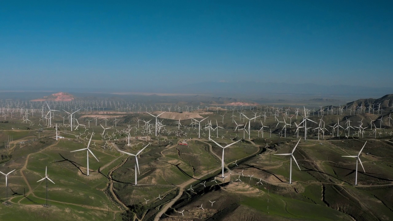 Alta Wind:在加利福尼亚州兰开斯特市外的莫哈韦沙漠，风车生产可再生能源视频素材