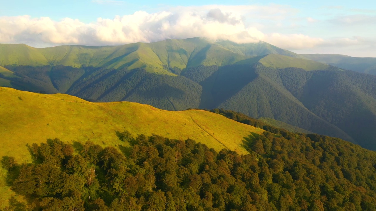 阳光下的青山，鸟瞰。视频素材